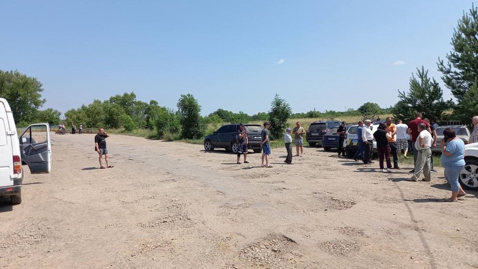 Жителі кількох прикарпатських сіл вийшли на протест - вимагають ремонту дороги ФОТО