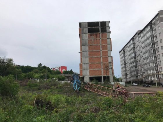 На будівельному майданчику у Чернівцях впав кран - постраждав робітник з Прикарпаття ФОТО та ВІДЕО