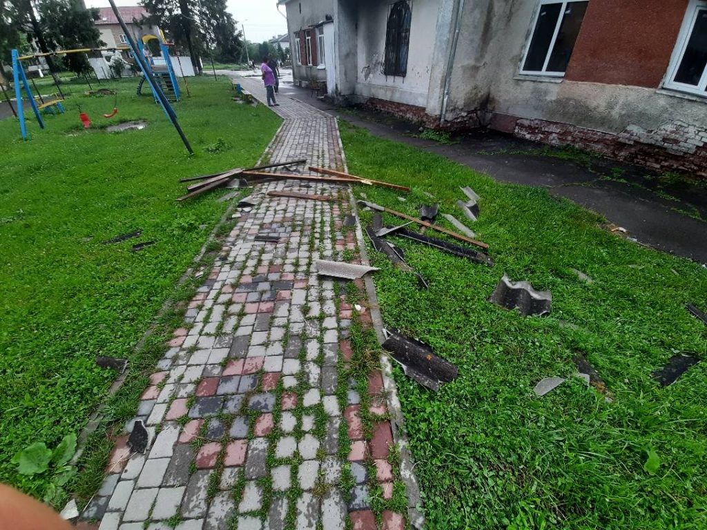 У прикарпатському селі шквальним вітром пошкоджено дах Народного дому ФОТО