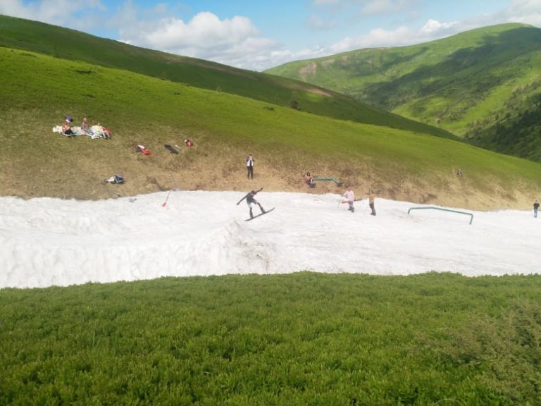 У шортах та купальниках — в Карпатах досі триває лижний сезон ФОТО