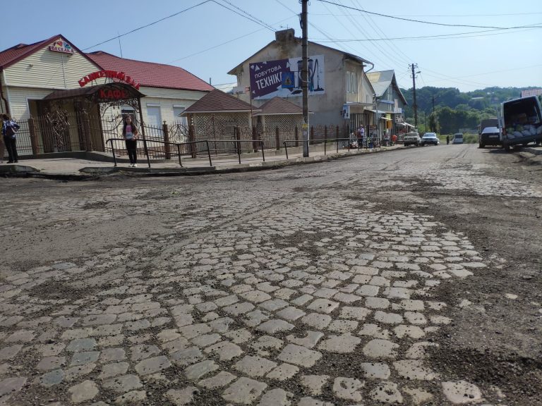 На Прикарпатті вирішили, що робитимуть з давньою австрійською бруківкою, яку виявили під шаром асфальту ФОТО