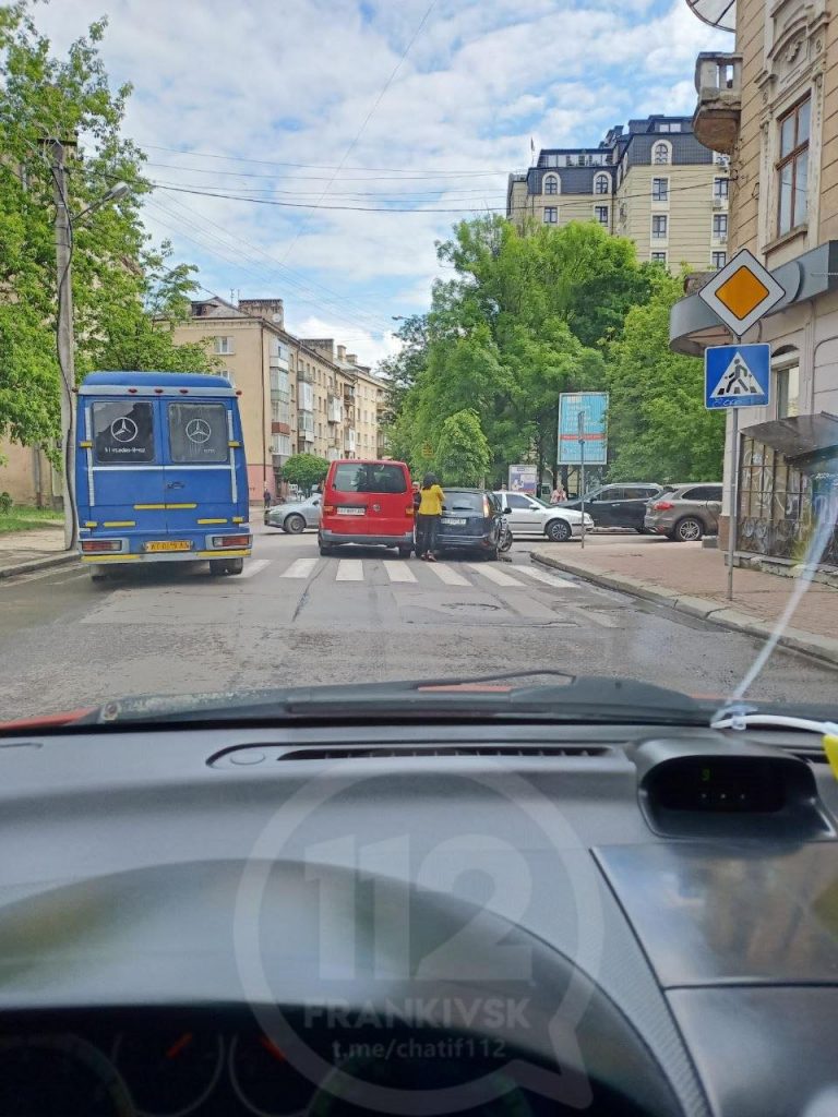 У центрі Франківська зіткнулися легковики - формується затор