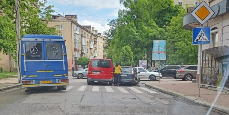 У центрі Франківська зіткнулися легковики - формується затор