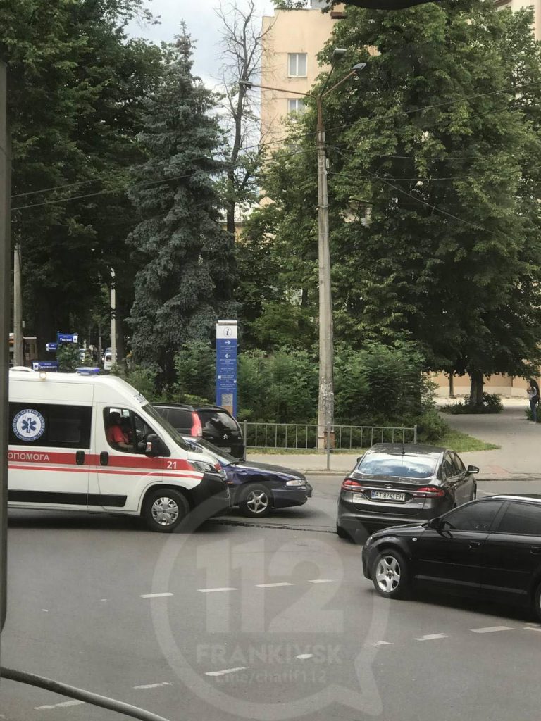 У Франківську трапилася аварія за участю швидкої ФОТО