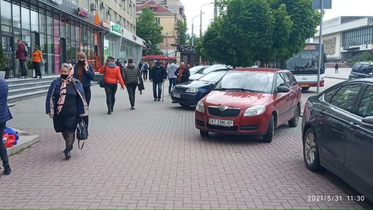 У Франківську навпроти готелю "Надія" встановлять антипаркувальні пристрої для захисту тротуару ФОТО