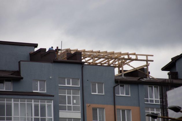 Коли квартири замало: нахабний франківець зводить надбудову на даху багатоповерхівки ФОТО