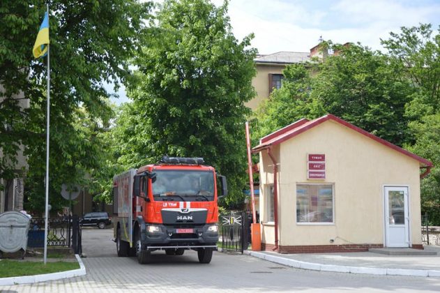 Прикарпатські рятувальники поповнили свій автопарк новим сучасним пожежно-рятувальним автомобілем ФОТО