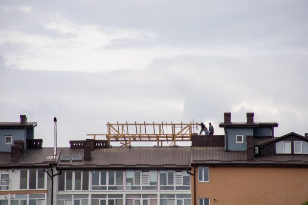 Коли квартири замало: нахабний франківець зводить надбудову на даху багатоповерхівки ФОТО