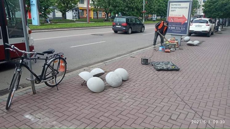 У Франківську навпроти готелю "Надія" встановлять антипаркувальні пристрої для захисту тротуару ФОТО