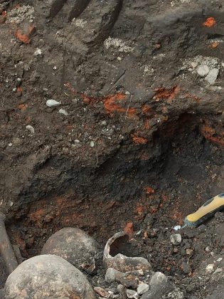 На Прикарпатті під церквою виявили людські рештки ФОТО