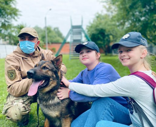 До кінологічного центру прикарпатської поліції завітали юні ліцеїсти