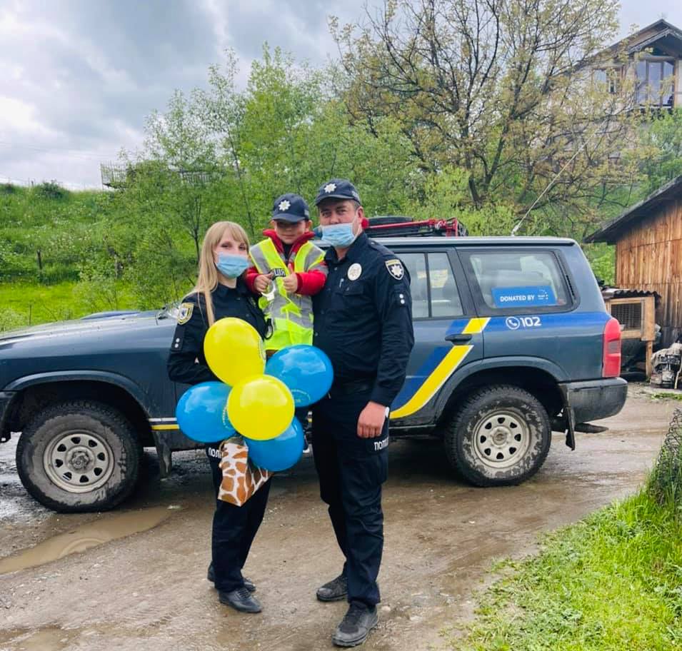 Прикарпатські поліцейські втілили мрію п'ятирічного хлопчика ФОТО