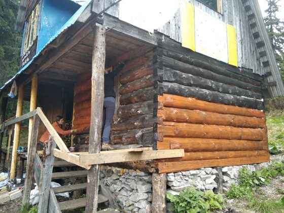На Прикарпатті ремонтували туристичний притулок на полонині ФОТО