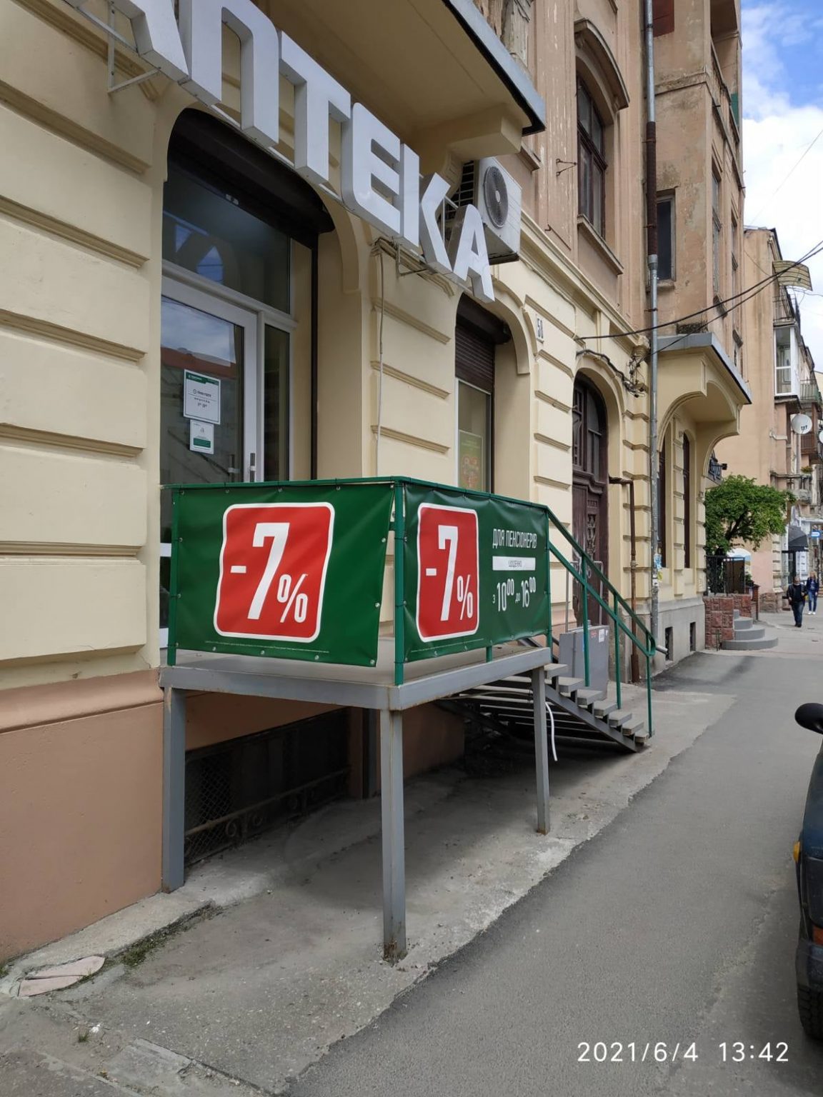 У Франківську продовжують демонтувати незаконно встановлену зовнішню рекламу ФОТО