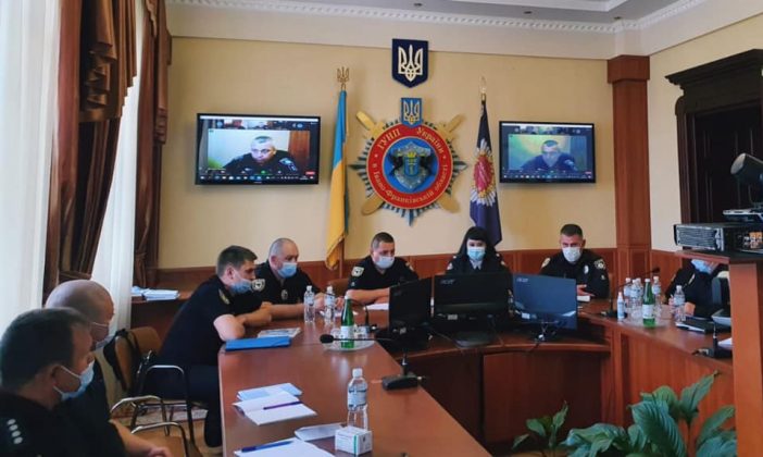 Прикарпатські поліціянти вдосконалили знання на онлайн-семінарі та тренінгу ФОТО
