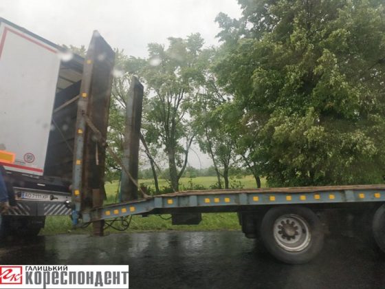 На Прикарпатті зіткнулися дві вантажівки ФОТО