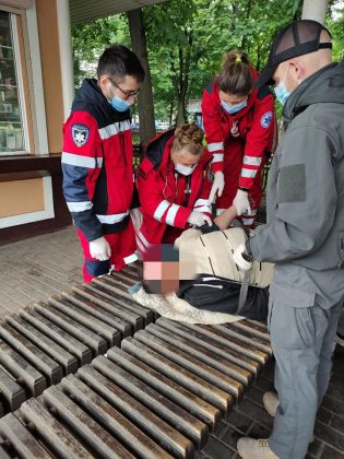 Працівник муніципальної інспекції у свій вихідний врятував чоловіка без свідомості ФОТО