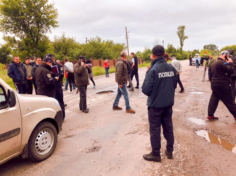 На Тлумаччині відновили рух дорогою, яку перекривали місцеві мешканці