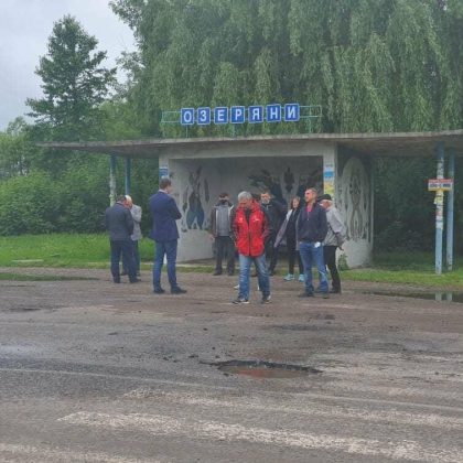 Обурені жителі Тлумаччини в знак протесту перекрили дорогу - вимагають ремонту ФОТО та ВІДЕО