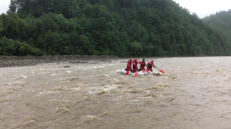 Рятувальники підняли на берег тіло хлопчика, який впав в річку ФОТО