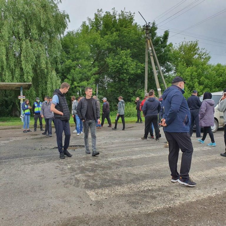 Обурені жителі Тлумаччини в знак протесту перекрили дорогу - вимагають ремонту ФОТО та ВІДЕО