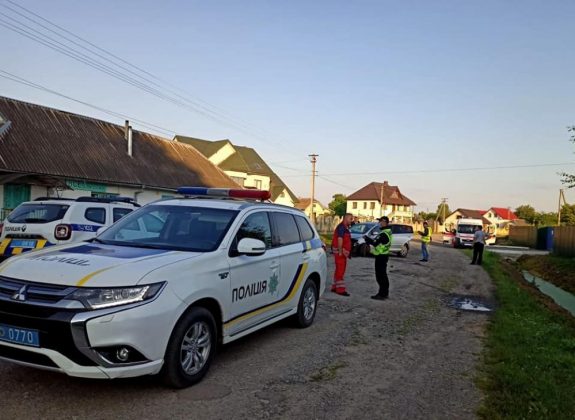 Вночі на Прикарпатті п’яний водій збив двох людей - 18-річний юнак загинув на місці події ФОТО та ВІДЕО