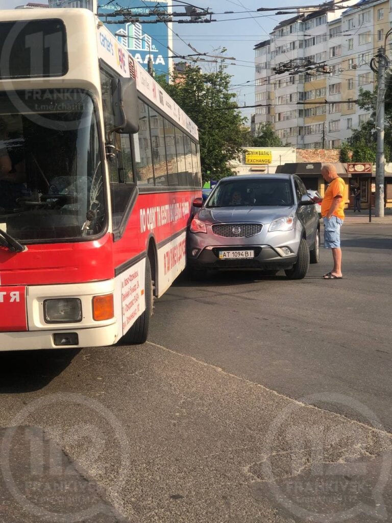 У Франківську внаслідок ДТП зупинився рух тролейбусів ФОТО