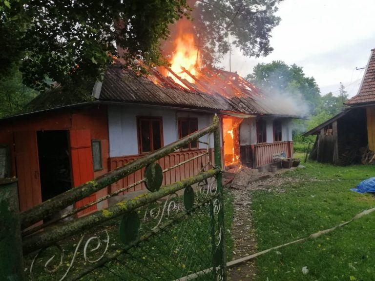 Рятувальники повернули до життя прикарпатця, який ледь не загинув через пожежу у власному будинку ФОТО