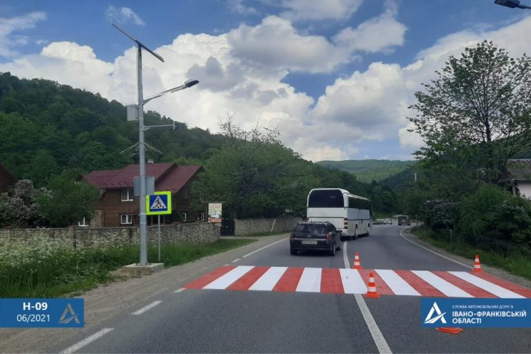 На ділянках дороги Мукачево – Львів облаштували тротуари ФОТО