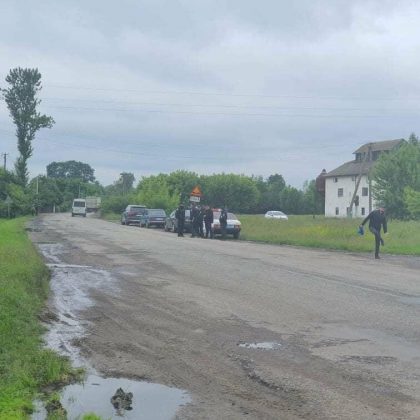 Обурені жителі Тлумаччини в знак протесту перекрили дорогу - вимагають ремонту ФОТО та ВІДЕО
