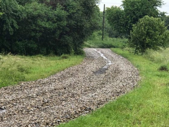 На Коломийщині місцеве населення за власний кошт ремонтує дороги