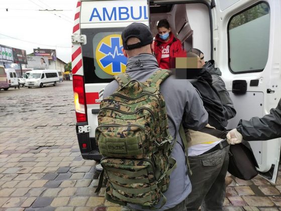 Працівник муніципальної інспекції у свій вихідний врятував чоловіка без свідомості ФОТО