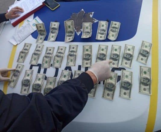 Прикарпатські поліцейські спіймали у іноземця, який збував фальшиві гроші ФОТО