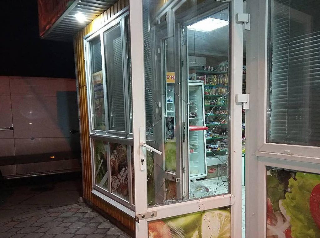 Посеред ночі двоє франківців намагалися обікрасти магазин
