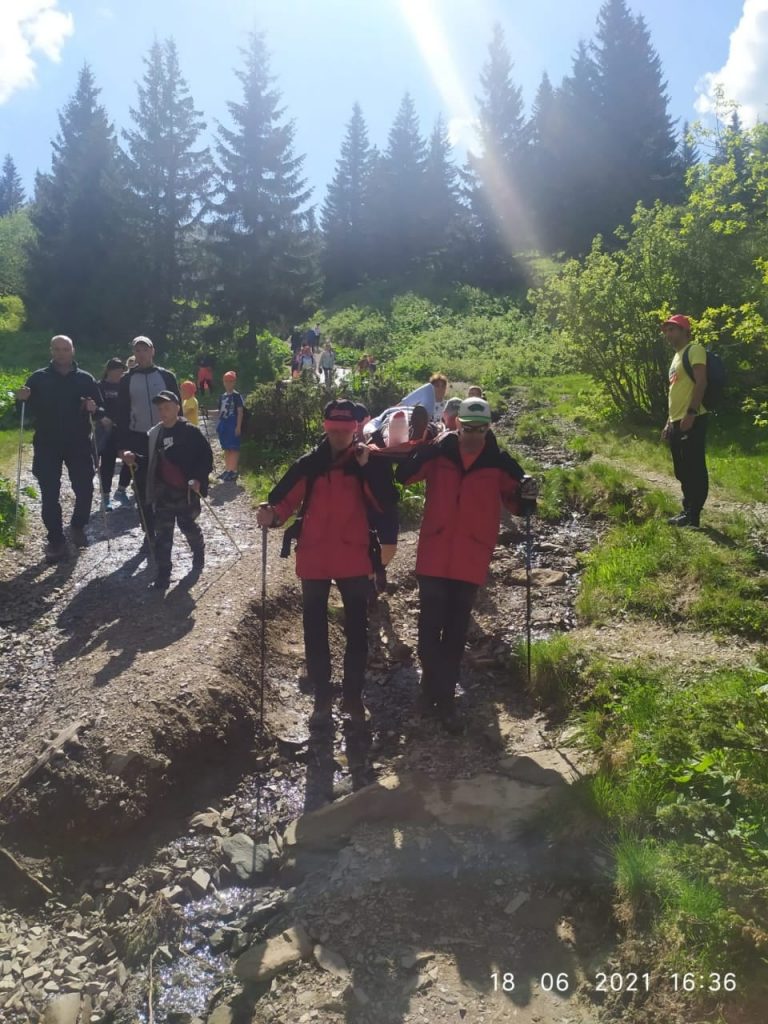 Рятувальники спустили до підніжжя Говерли травмовану туристку