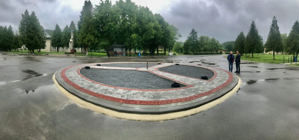 ремонтує