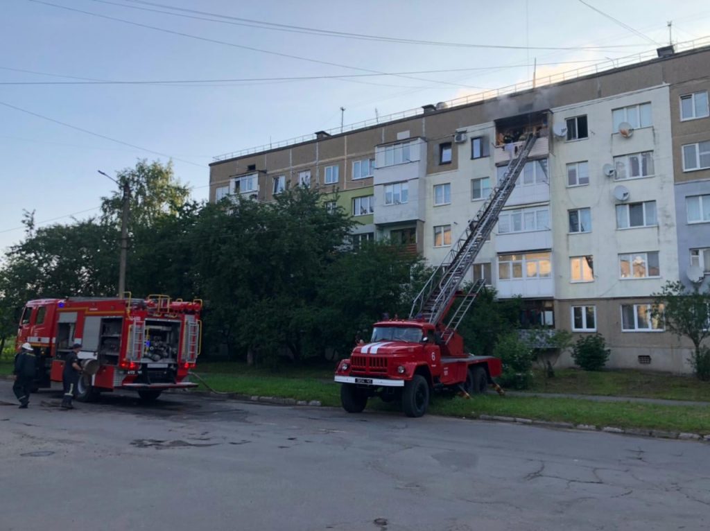 Прикарпатські вогнеборці врятували з палаючої квартири маленьку дівчинку ФОТО