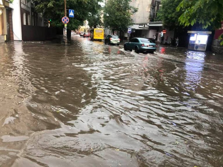 Через сильну зливу Івано-Франківськ традиційно «поплив» ФОТО та ВІДЕО