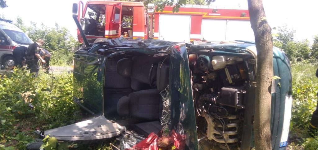 На Прикарпатті легковик злетів у кювет - водія деблокували рятувальники ФОТО