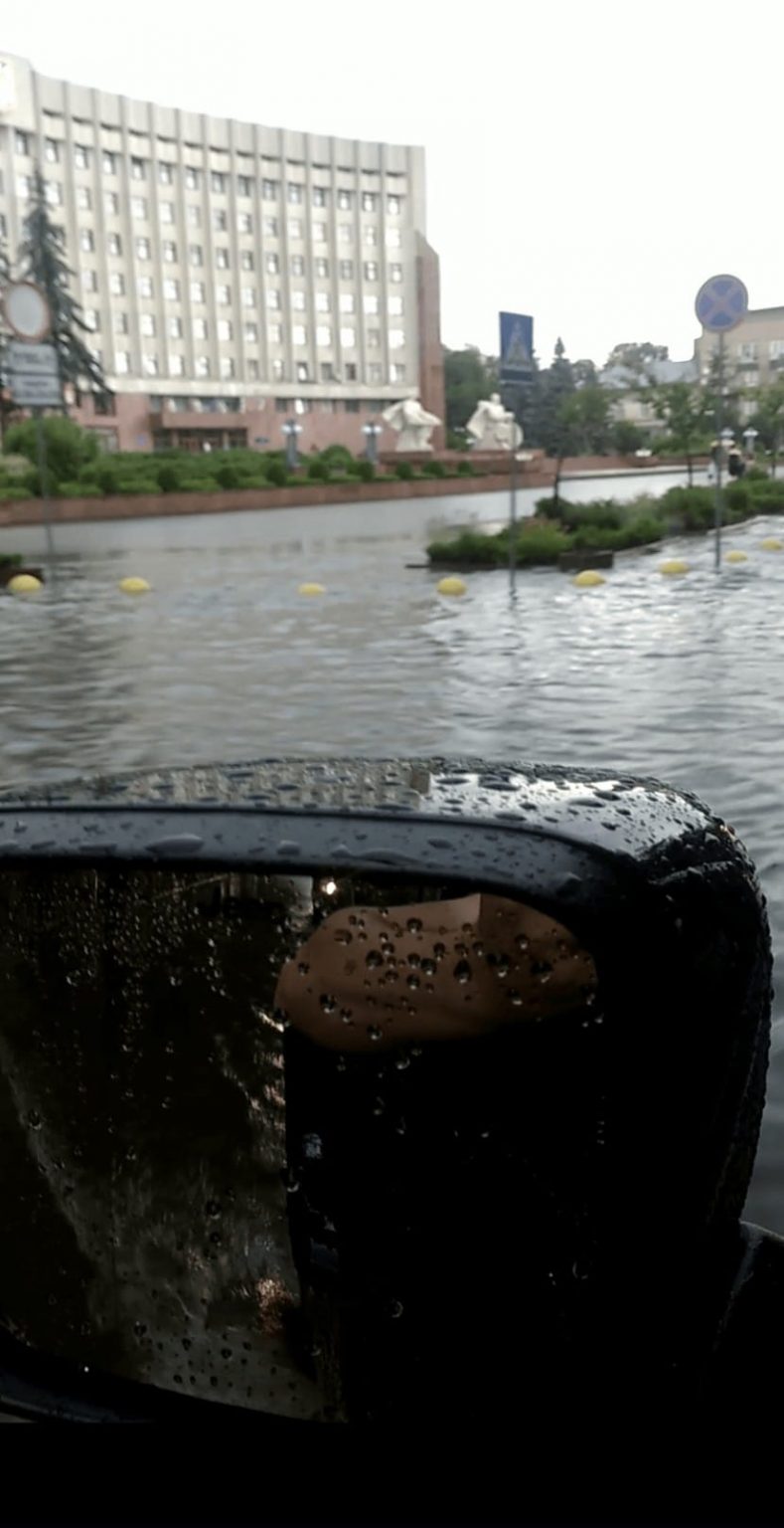 Під час вчорашньої сильної зливи паркувальні бар'єри у середмісті Франківська слугували буйками для водіїв