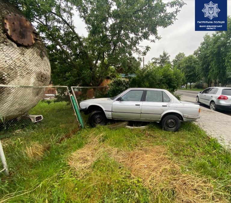 У Франківську п’яний водій на швидкості протаранив паркан, зачепивши перед тим чуже авто ФОТО