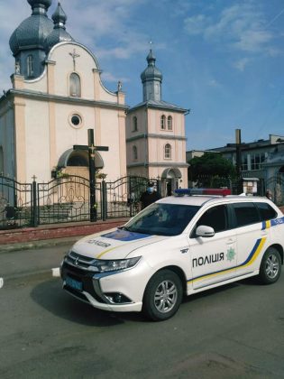 Прикарпатські поліцейські забезпечили правопорядок під час святкових богослужінь ФОТО