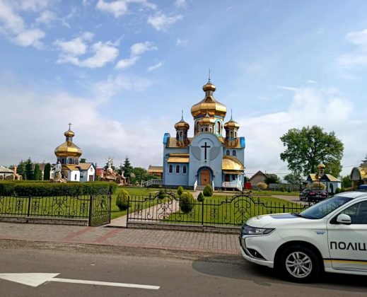 Прикарпатські поліцейські забезпечили правопорядок під час святкових богослужінь ФОТО