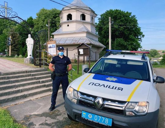 Прикарпатські поліцейські забезпечили правопорядок під час святкових богослужінь ФОТО