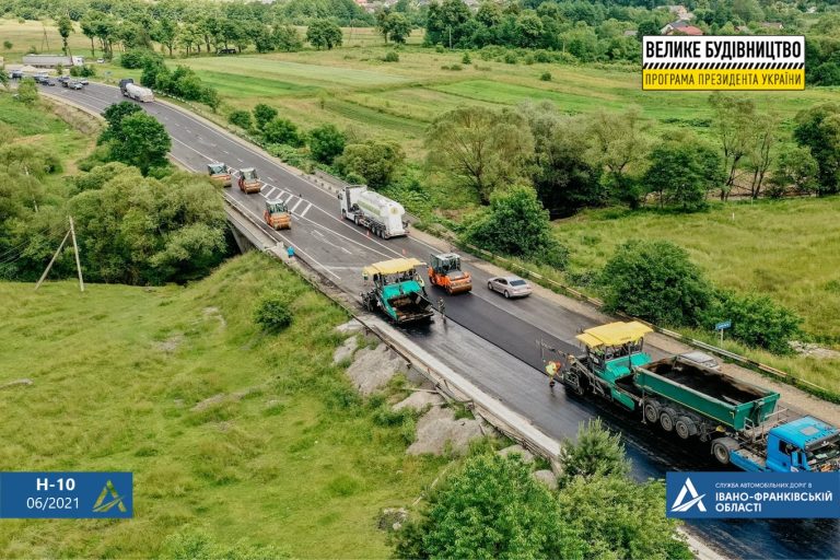 У селі Вістова триває ремонт на одній із головних автомагістралей ФОТО