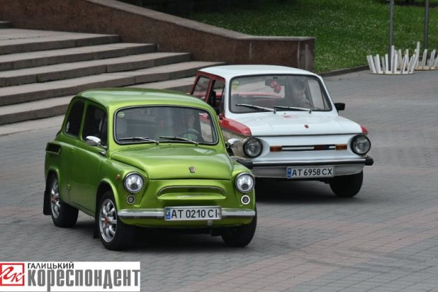 У центрі Франківська відбулася виставка раритетних автівок ФОТО
