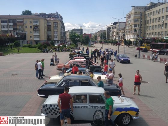 У центрі Франківська відбулася виставка раритетних автівок ФОТО