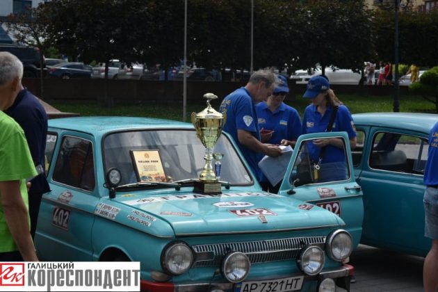 У центрі Франківська відбулася виставка раритетних автівок ФОТО