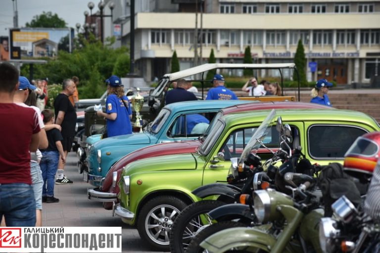 У центрі Франківська відбулася виставка раритетних автівок ФОТО