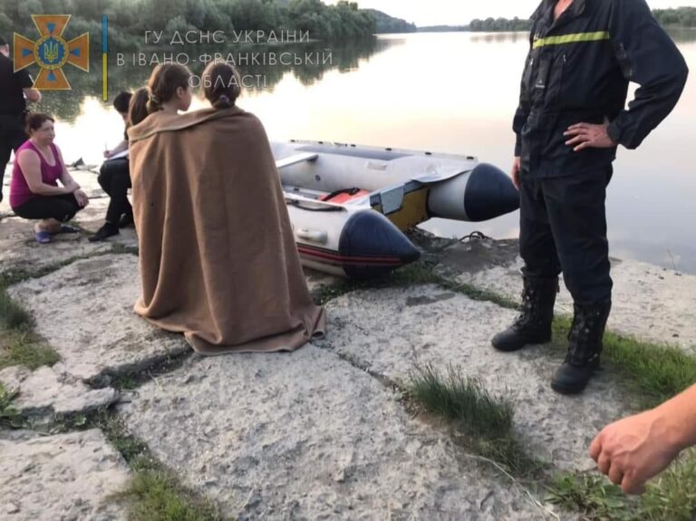 Рятувальники розповіли подробиці загибелі чоловіка, який потонув у Дністрі, рятуючи доньок ФОТО